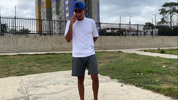 Cito a una una descocida en el parque por una red social, la convenzo de ir a mi apartamento y termino dandole una rica cogida por su estrecho culo hasta darle toda mi rica leche.