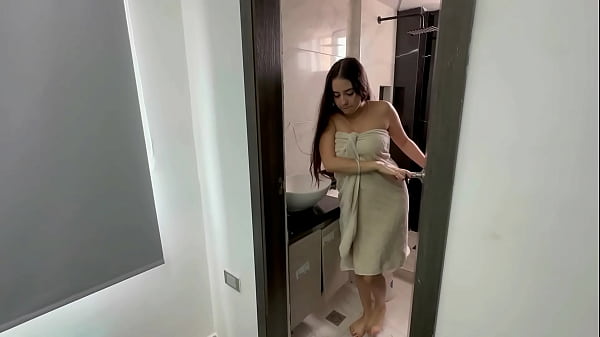 Culona latina hermanastra me pide que me quede en casa para que le meta mi enorme pene por su estrecho coño , hasta darle toda mi rica leche.