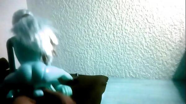 Делать из му́хи слонá