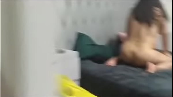 Espio a mi cuñada mientras se masturba con un gran consolador