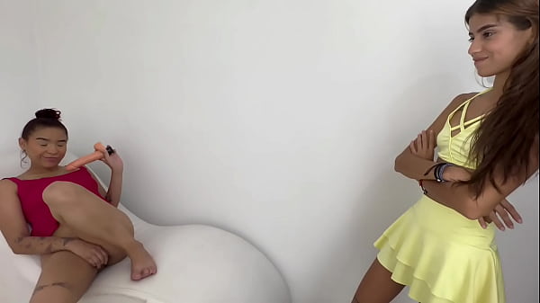 LE PIDO A MI AMIGA QUE ME AYUDE A CALMAR MI CALENTURA PORQUE MI NOVIO YA NO ME COMPLACE – PORNO CASERO