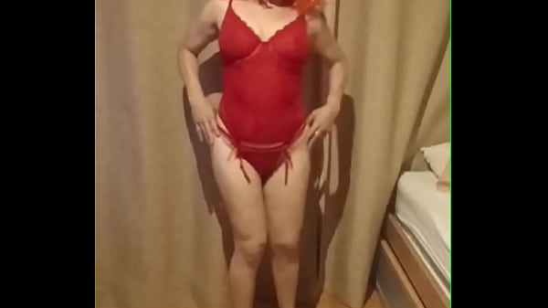 Mi novia me sorprende con un baile caliente mientras juega con un consolador metiendolo por su coño estrecho y su culo grande